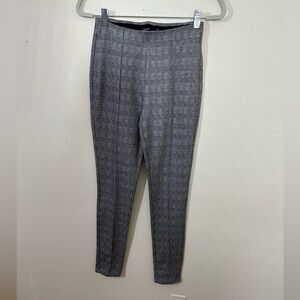 Tahari sz sm knit pant in a muted plaid in brown and tan.  Straight leg